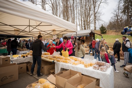Črna nedelja na Ravnah znova združila tradicijo, kulinariko in živahno dogajanje (19)